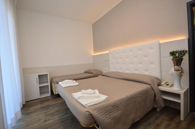 Superior Quadruple Room image 4