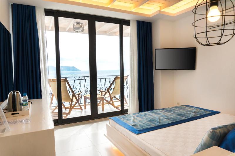 Nur Beach Hotel - image 2