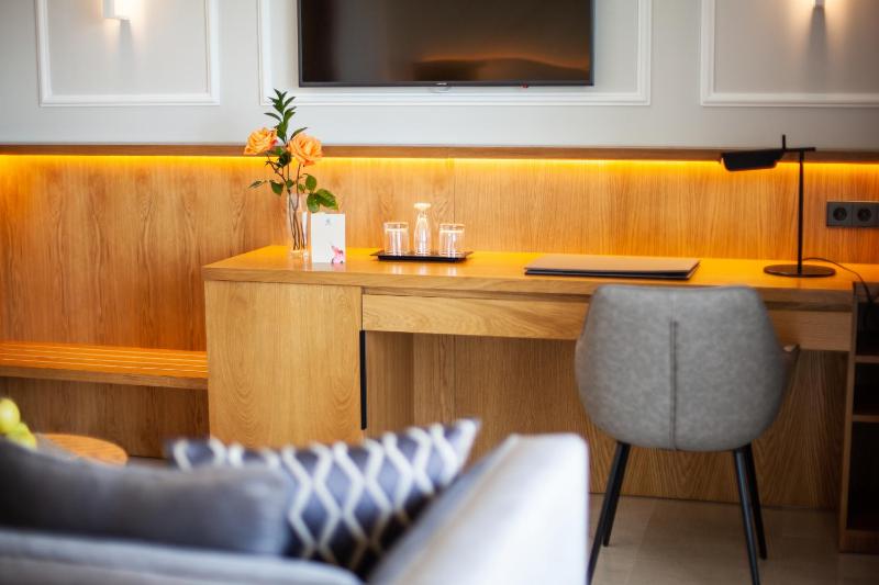 Junior Suite with Pool View (2 Adults) image 4