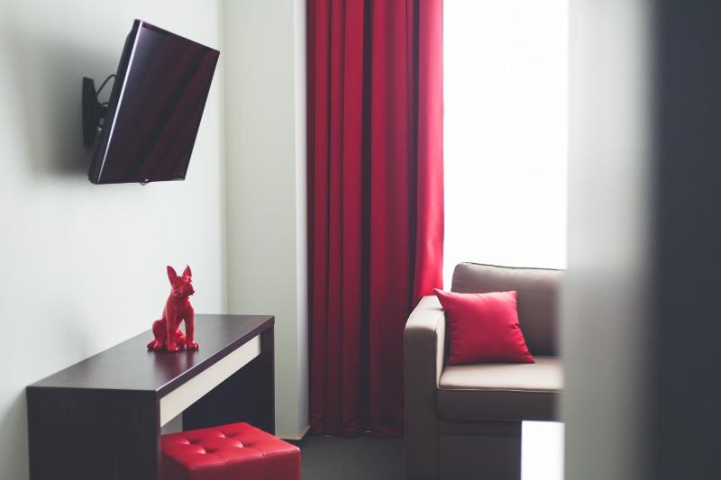 One-Bedroom King Suite with Sofa Bed image 3
