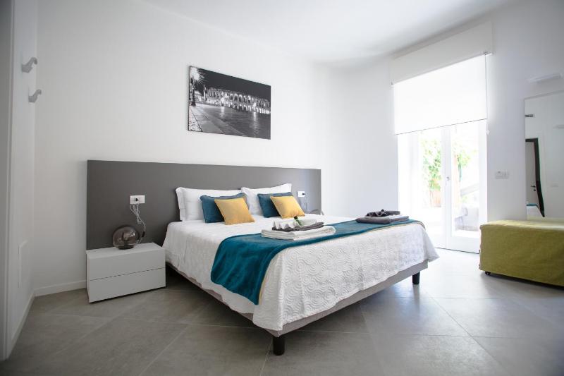 Triple Room with Terrace image 3