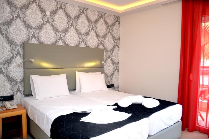 Double Room with Pool View image 3