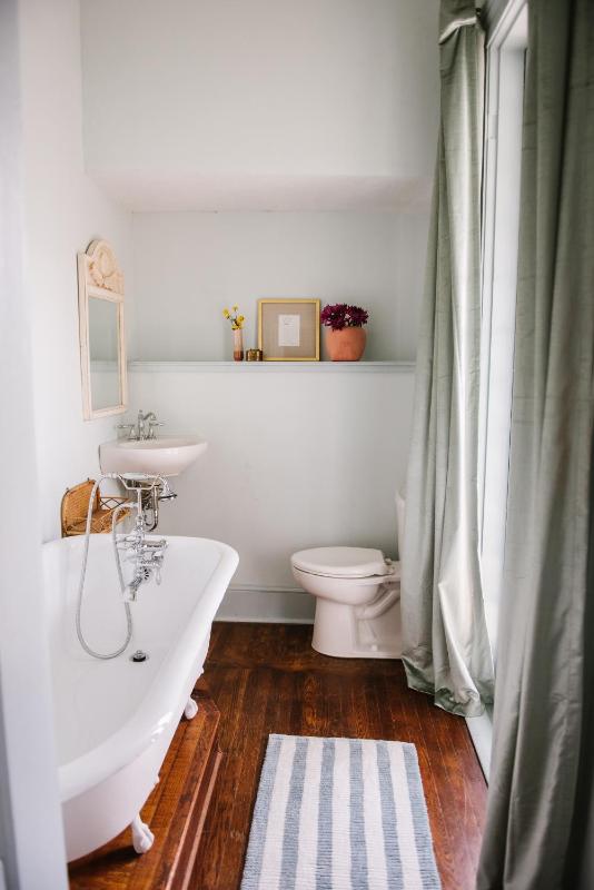 Queen Room image 2