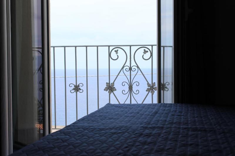 Double Room with Balcony and Sea View image 4