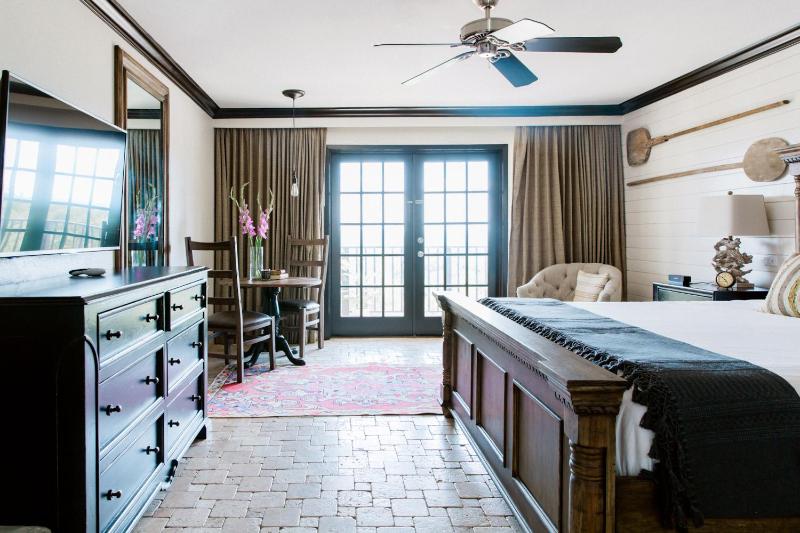Deluxe King Room image 2
