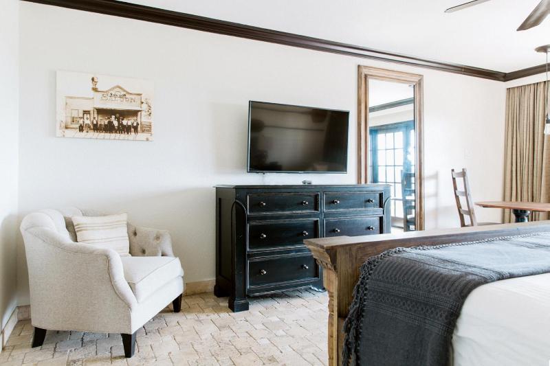 Deluxe King Room image 4