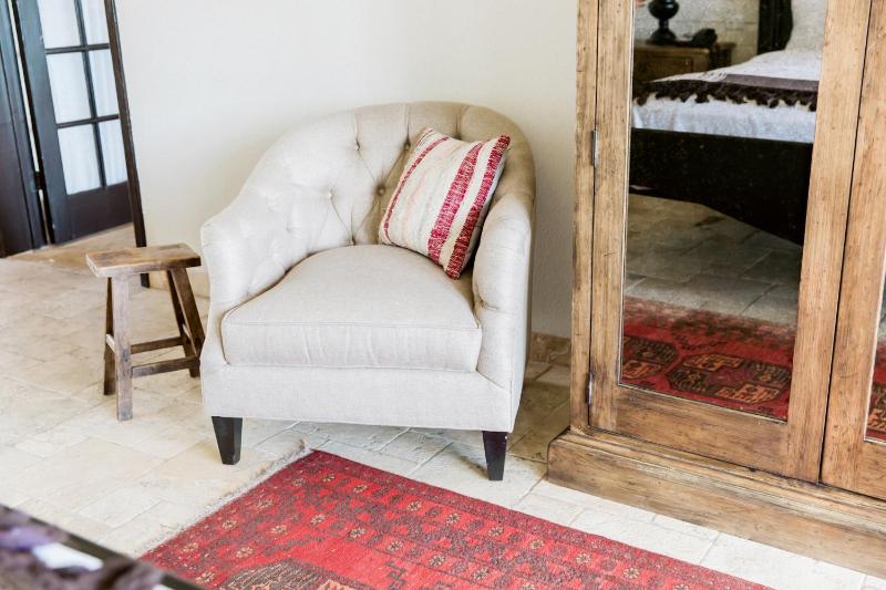 Standard King Room image 3