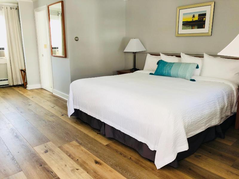 Standard King Room image 3
