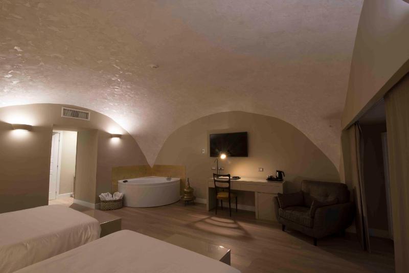 Suite with Double Queen Bed image 4