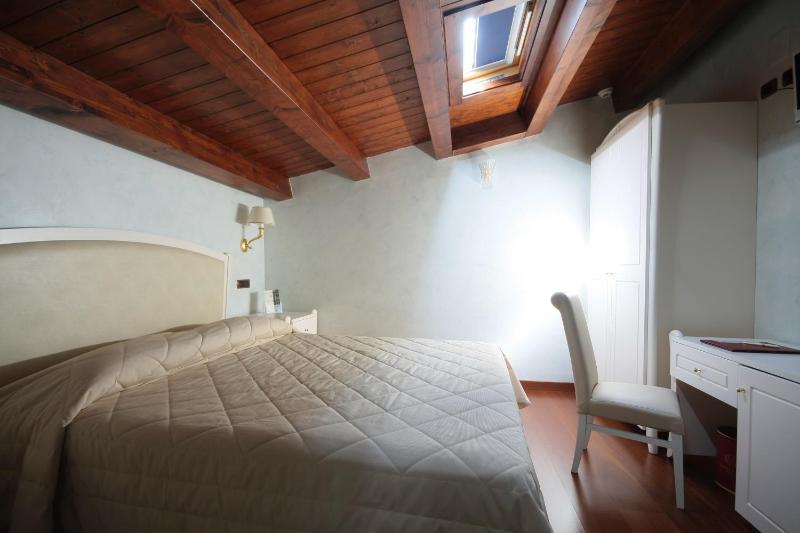 Comfort Single Room with Shower image 4