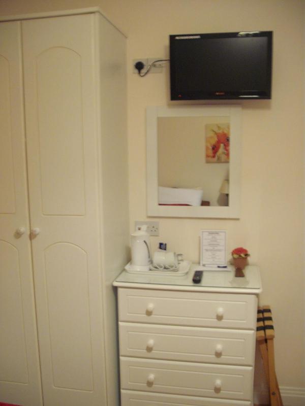 Twin Room image 3