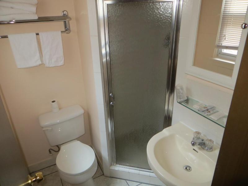 Queen Room image 2