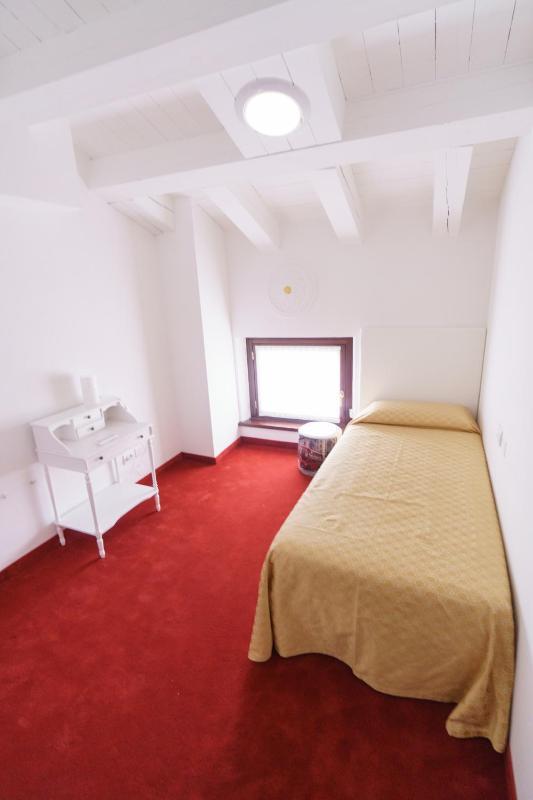Single Room image 4