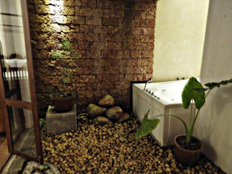 Deluxe Suite with Spa Bath image 4
