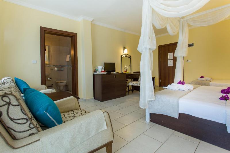 Superior Room with Partial Sea View image 2
