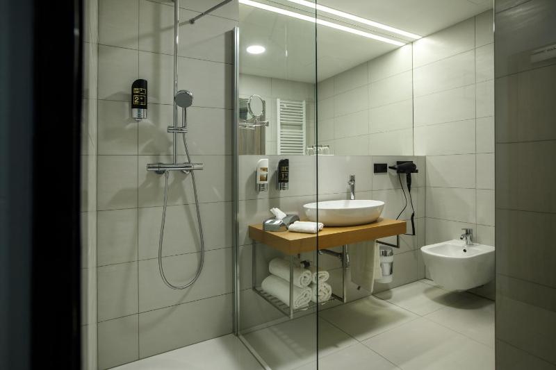 Double Room with Balcony image 2
