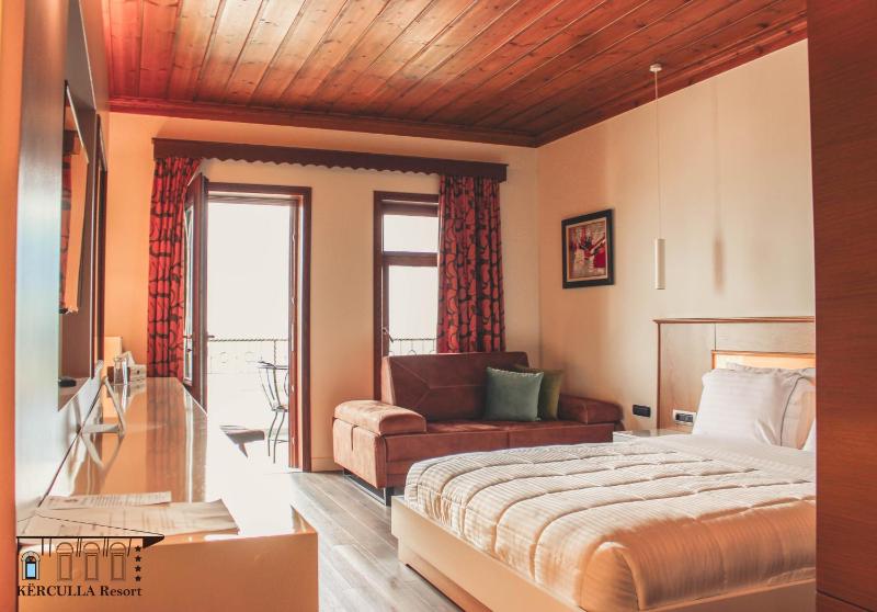 Deluxe Double Room with Balcony image 4