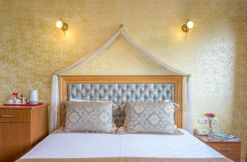 Double Room with Balcony and Sea View image 2