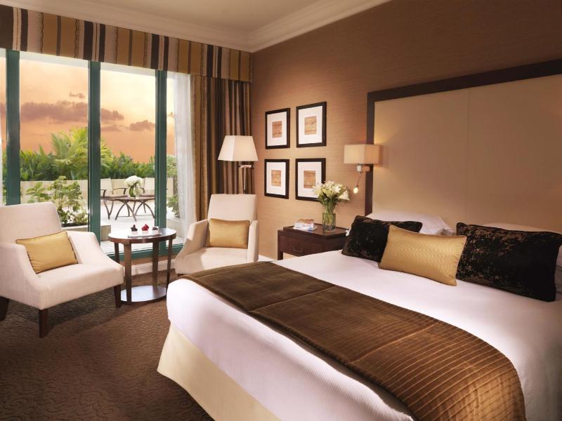 Deluxe King Room image 3