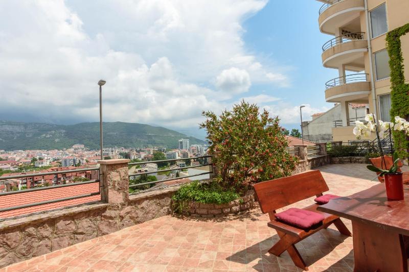 Apartment with City View image 1