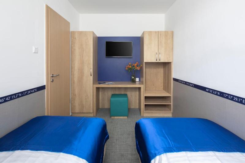 Economy Quadruple Room image 4
