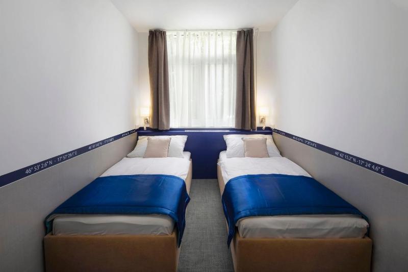Economy Quadruple Room image 3