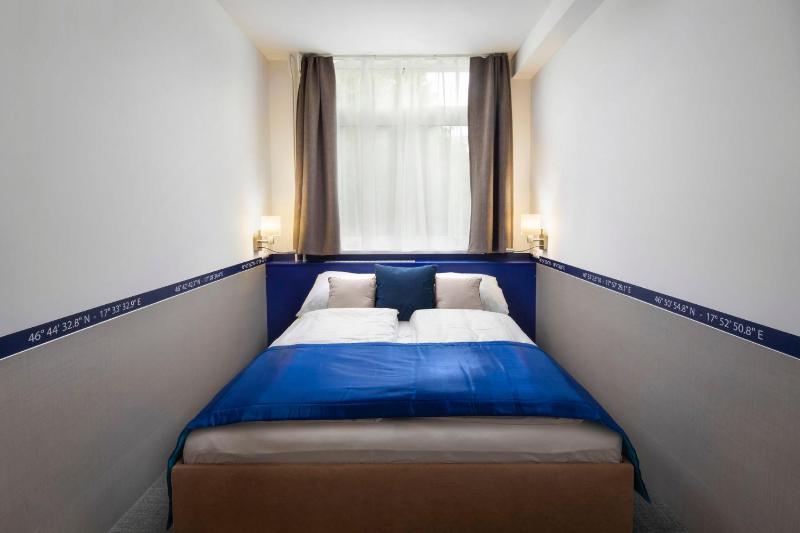 Economy Quadruple Room image 1