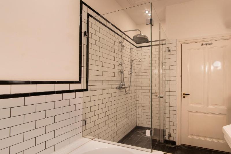 Deluxe Double or Twin Room image 4