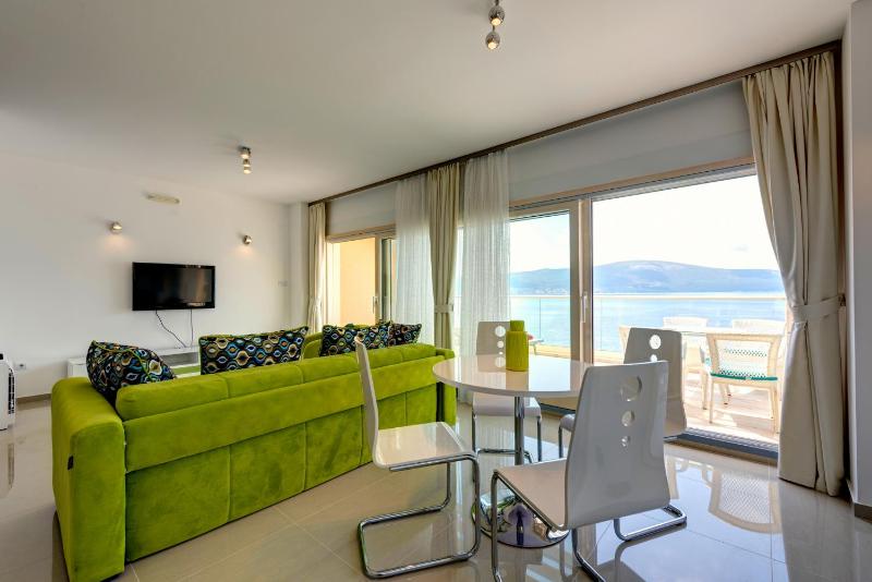 One-Bedroom Apartment with Balcony and Sea View image 4