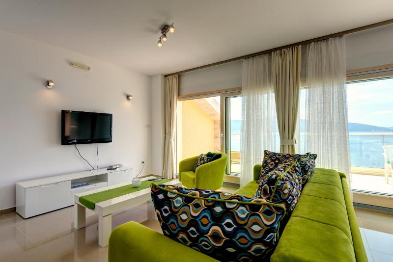One-Bedroom Apartment with Balcony and Sea View image 3