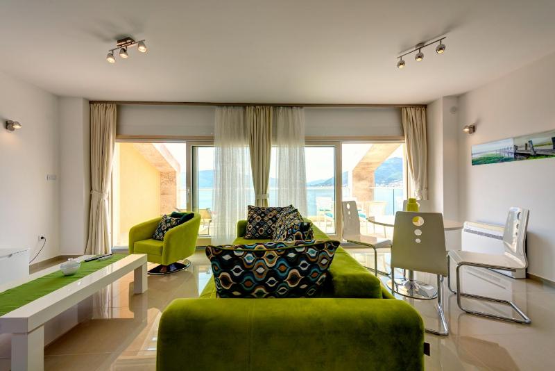 One-Bedroom Apartment with Balcony and Sea View image 2