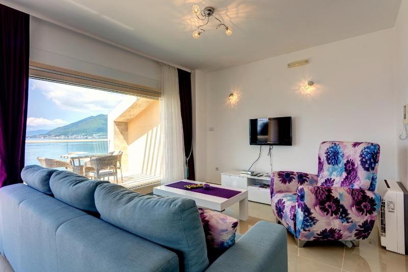 Apartment with Balcony and Sea View image 4