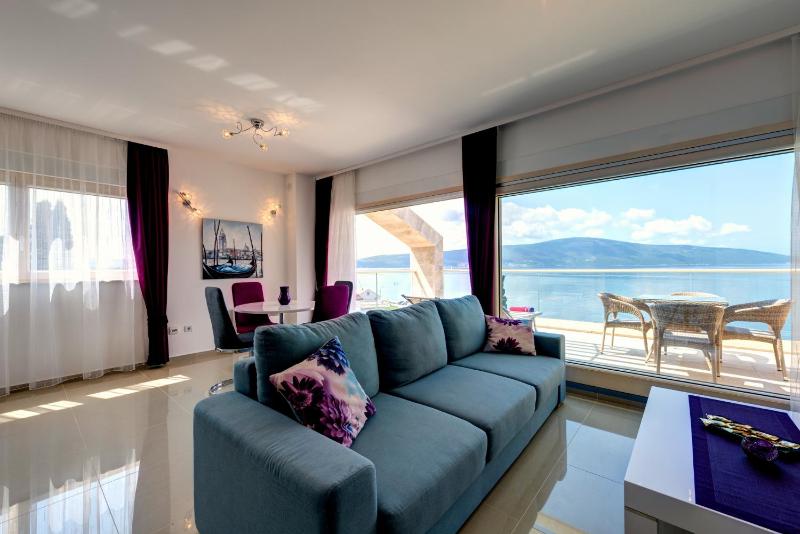 Apartment with Balcony and Sea View image 3