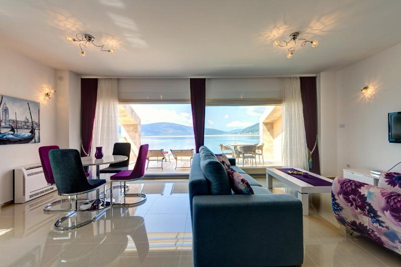 Apartment with Balcony and Sea View image 2