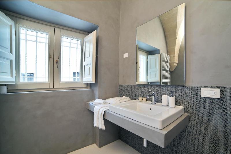Deluxe Double Room image 2