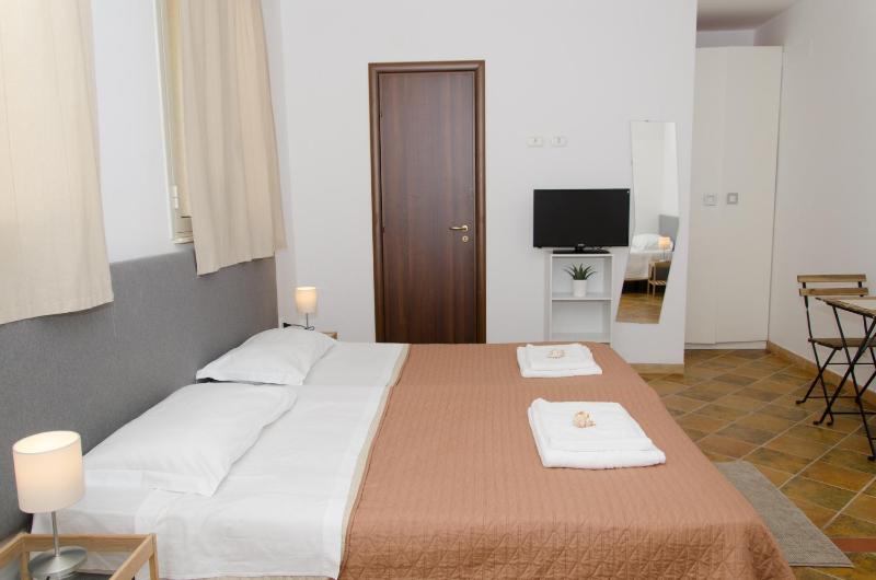 Triple Room with Private Bathroom image 2