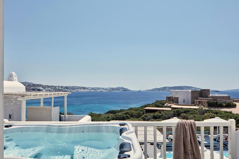 Princess Suite with Hot Tub and Sea View image 1