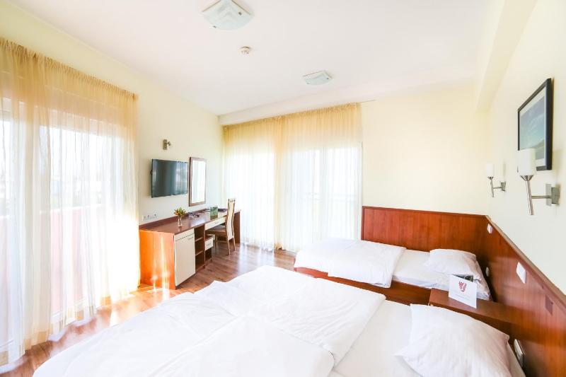 Triple Room with Balcony image 3