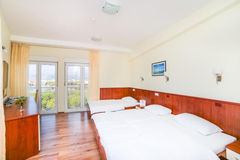 Triple Room with Balcony image 4