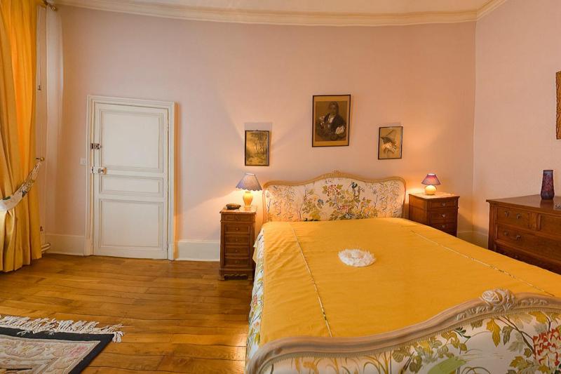 Suite with a hot tub  image 1