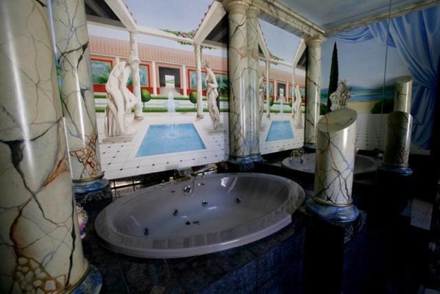 Suite with a hot tub  image 3