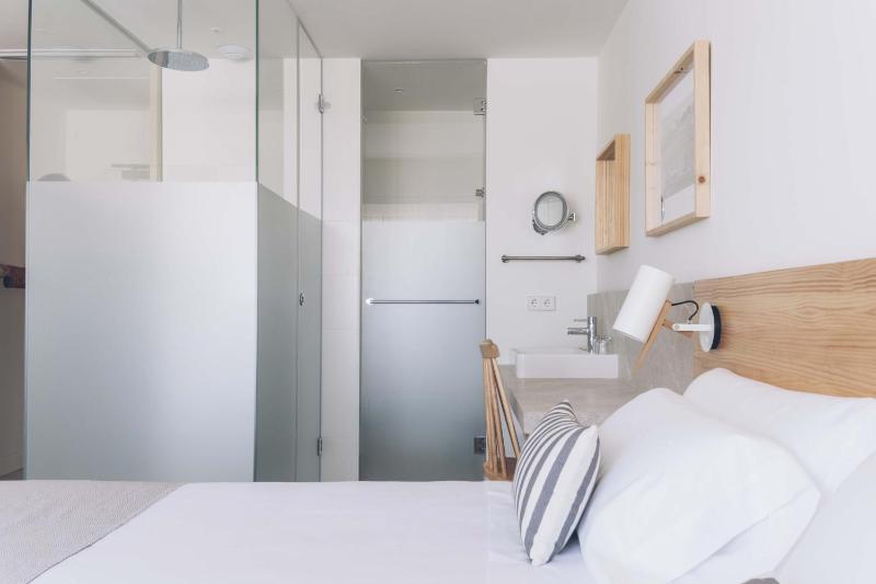 Double or Twin Room with Side Sea View image 4