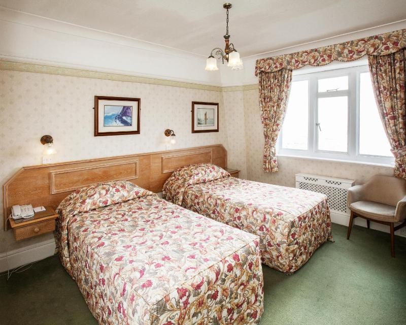 Twin Room with Sea View image 4