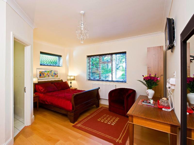 Double Room image 4