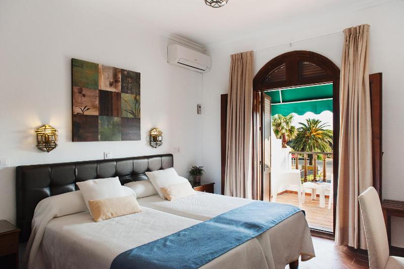Standard Double or Twin Room image 1