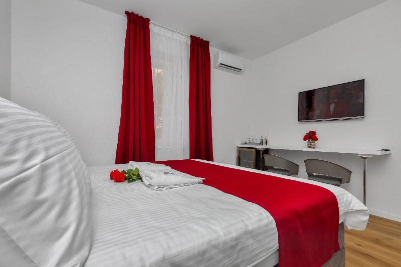 Standard Double Room image 3