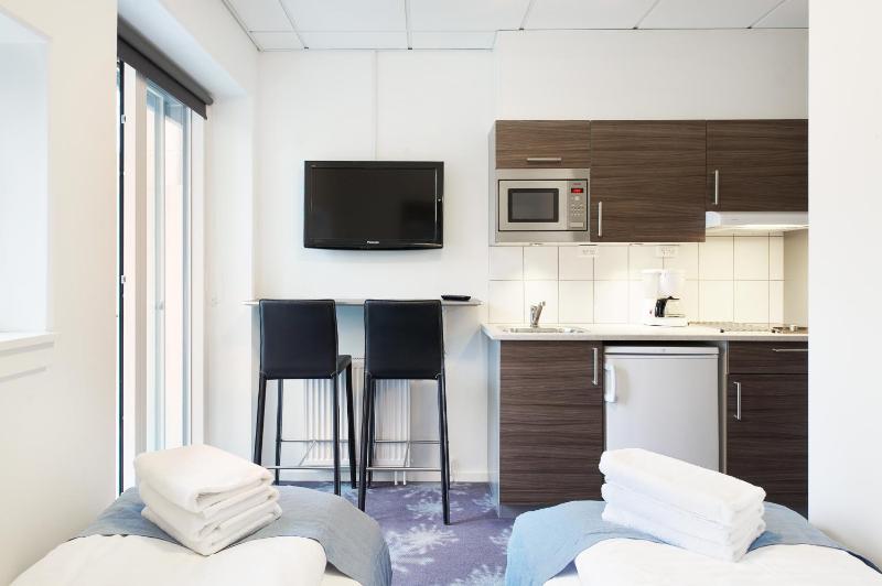 Twin Room with Balcony image 3