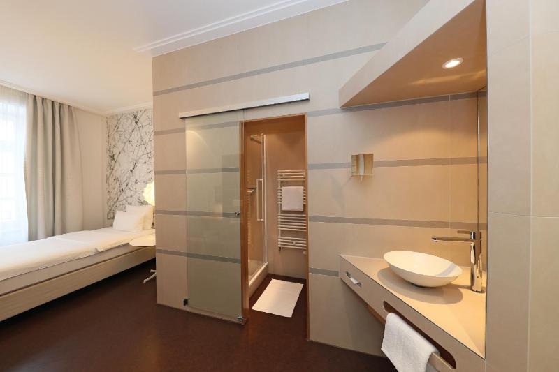 Quiet Single Room image 3