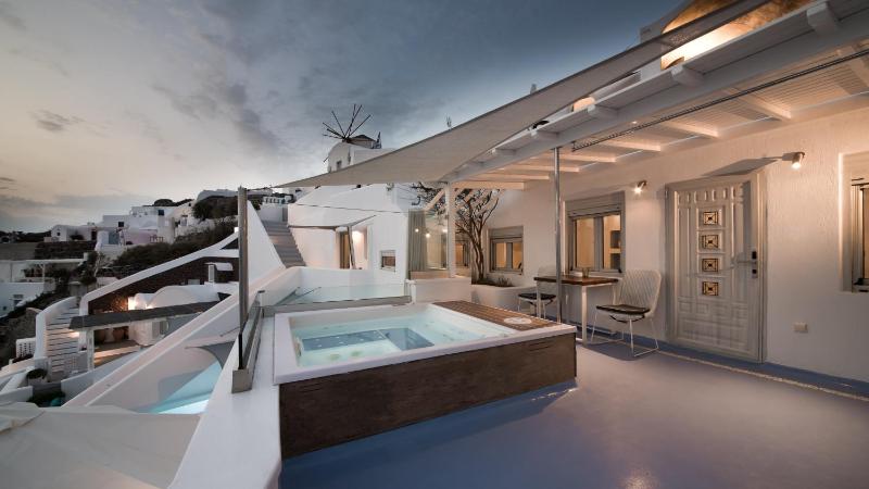Honeymoon Villa with Outdoor Hot Tub and Caldera View image 3
