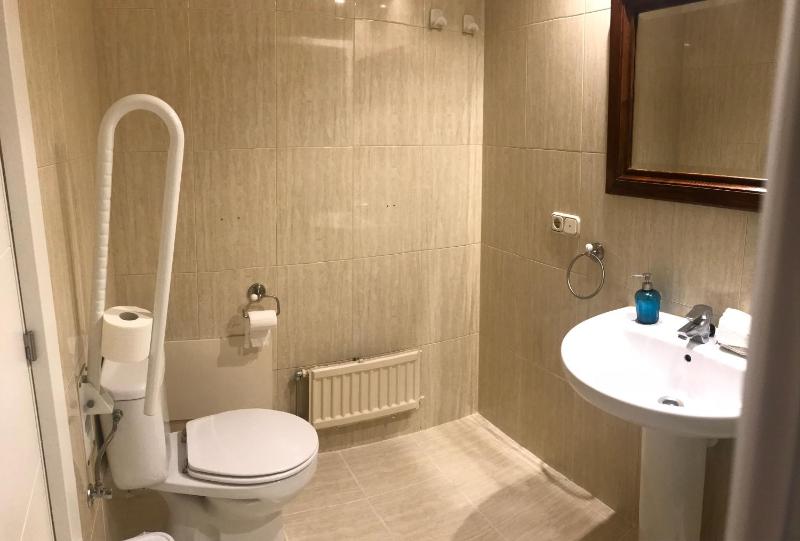 Twin Room image 4